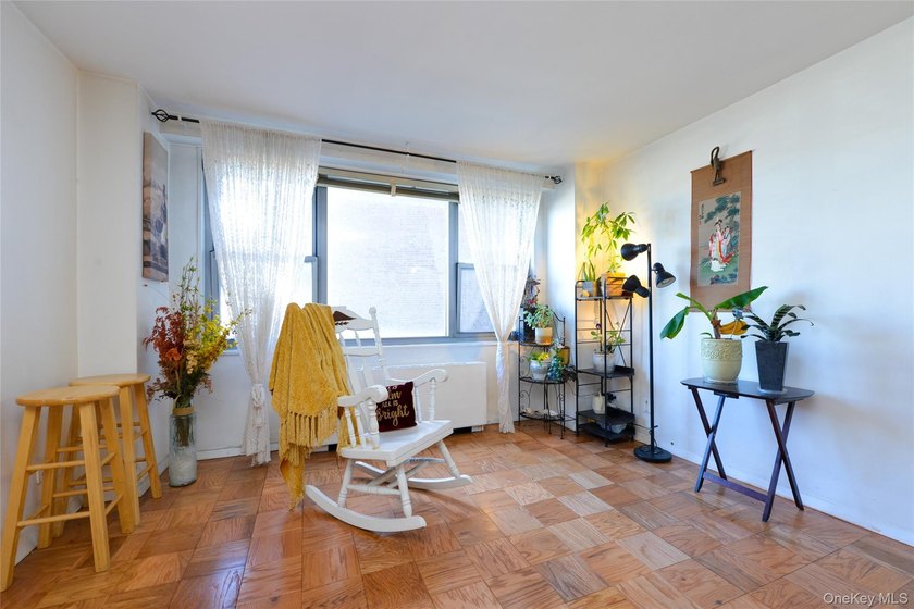 Spacious 2Bedroom, 1-Bathroom Co-op located in a luxurious - photo 8
