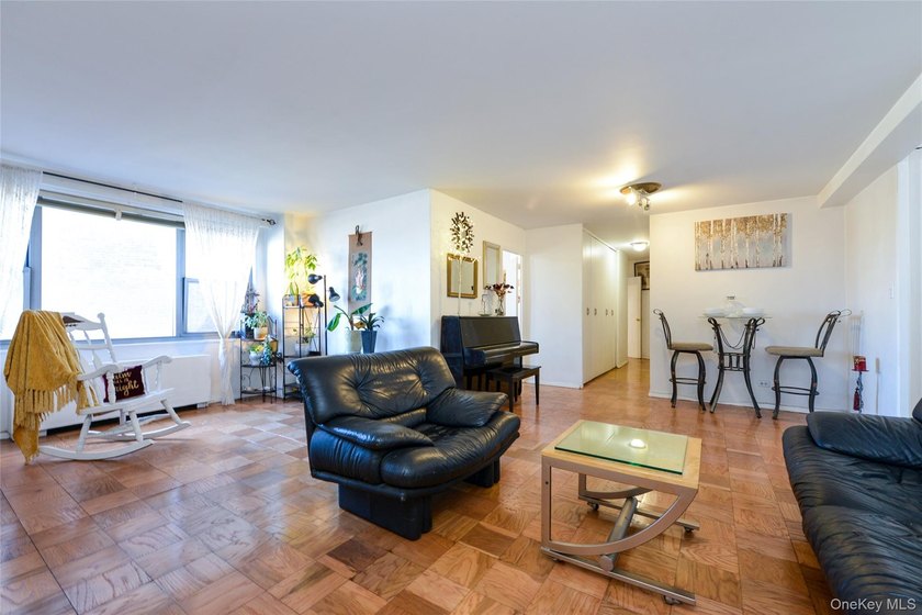 Spacious 2Bedroom, 1-Bathroom Co-op located in a luxurious - photo 9
