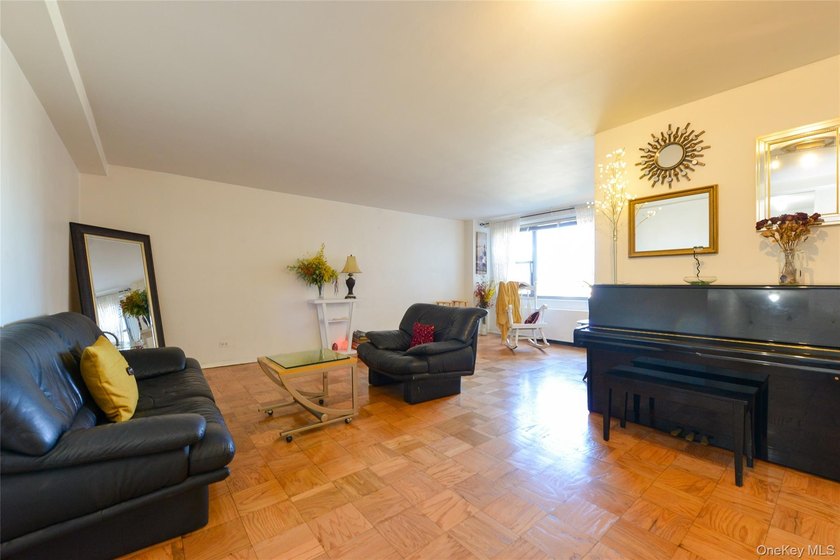 Spacious 2Bedroom, 1-Bathroom Co-op located in a luxurious - photo 10