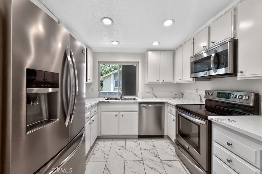 COME HOME TO YOUR BEACH CONDO! THIS MAGNIFICENT 2 BEDROOM - 2 - photo 10