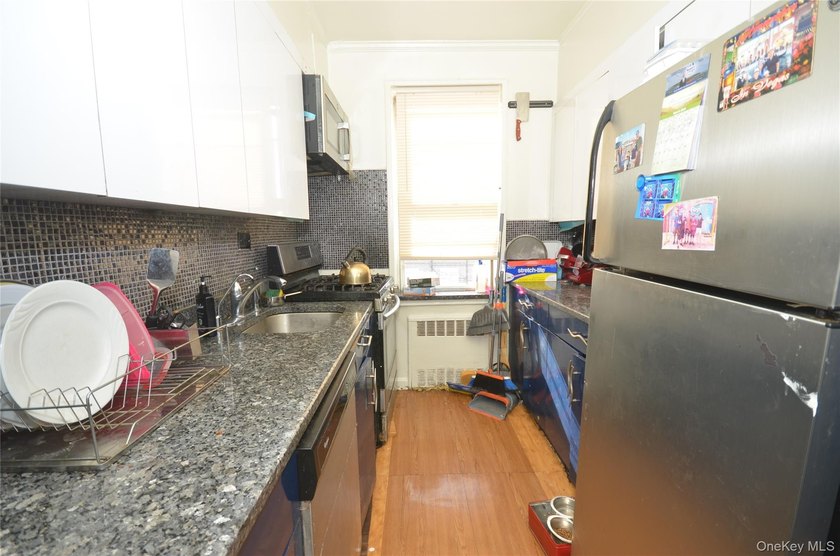 Rare 2 bedroom 1 1/2 bath only 2 blocks to subway, bus, and - photo 4