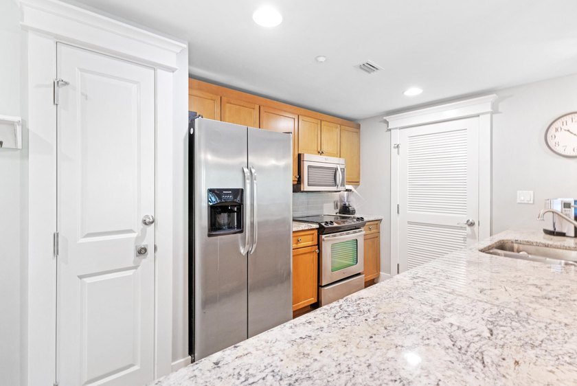 Perfectly positioned as a rare end-unit residence, this - photo 9