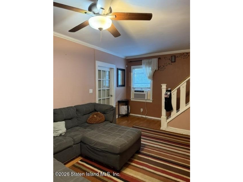Welcome to this well-maintained detached single-family home - photo 4