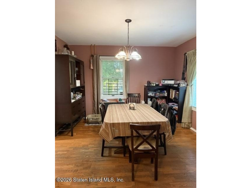 Welcome to this well-maintained detached single-family home - photo 5