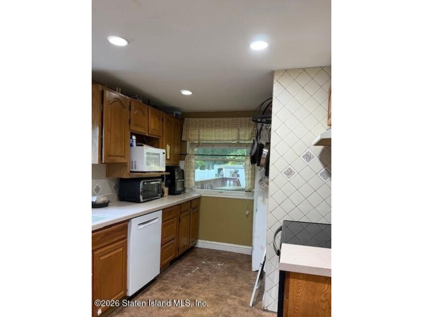 Welcome to this well-maintained detached single-family home - photo 6