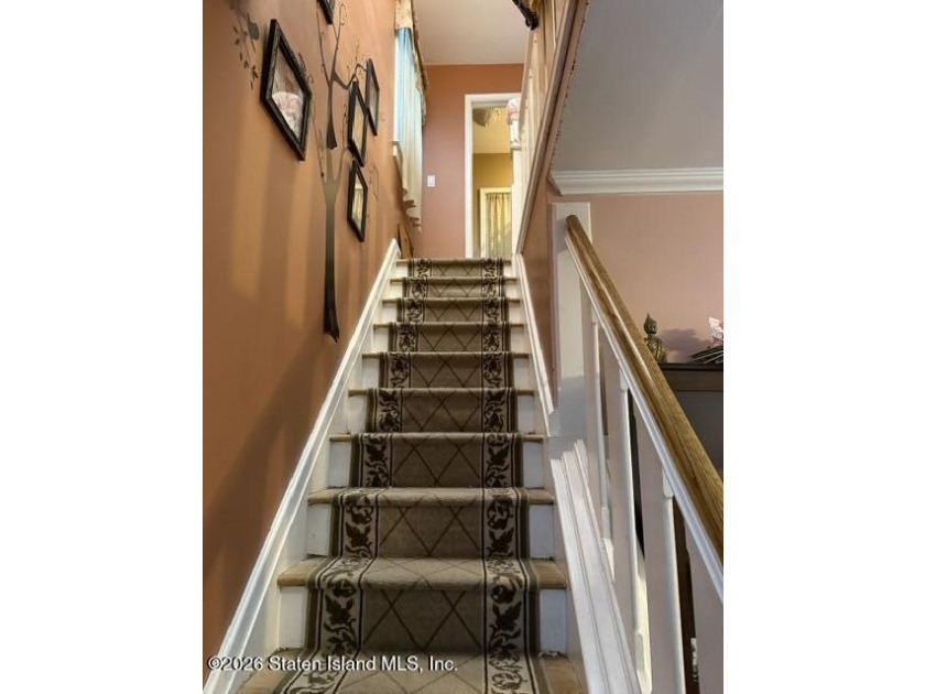 Welcome to this well-maintained detached single-family home - photo 8