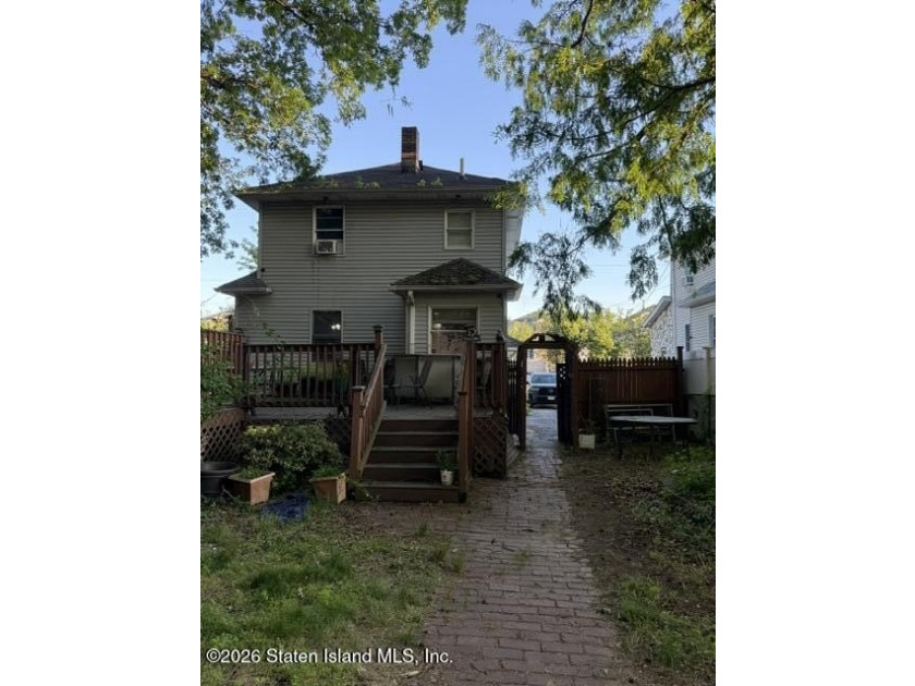 Welcome to this well-maintained detached single-family home - photo 10