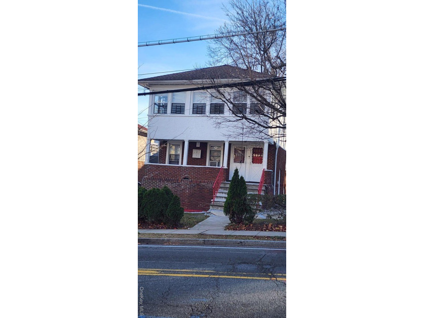 Three 3 bedrooms and 1-bathroom apartments. This is a cash-cow! - photo 2