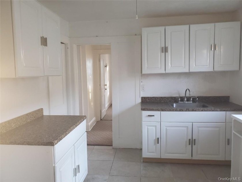 Three 3 bedrooms and 1-bathroom apartments. This is a cash-cow! - photo 3