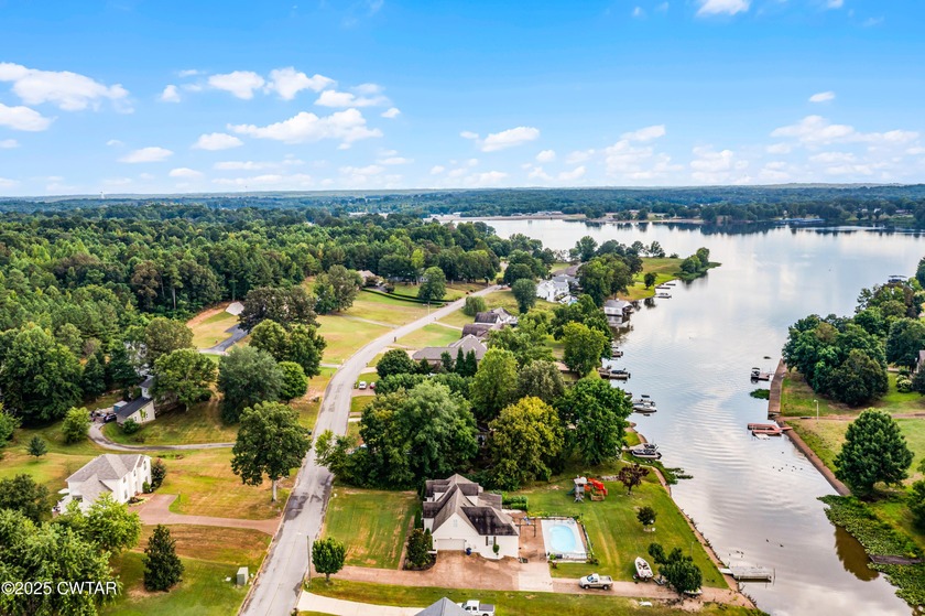 Waterfront Paradise on Beautiful Beech Lake! This 4 Bedroom, 4 - photo 5