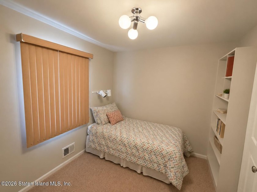 Welcome to this spacious and well-maintained detached - photo 7