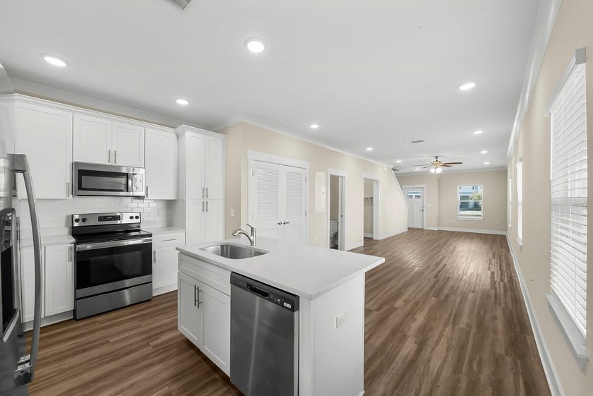 This Horizon floor plan end unit offers 3 bedrooms, 2.5 baths - photo 9