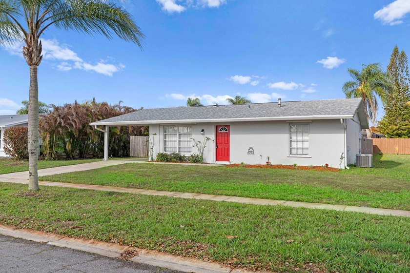 Charming 2-bedroom, 2-bath home situated on a spacious 10,000 sq - photo 2
