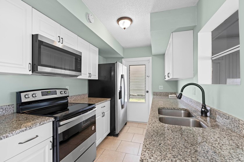 Charming 2-bedroom, 2-bath home situated on a spacious 10,000 sq - photo 4
