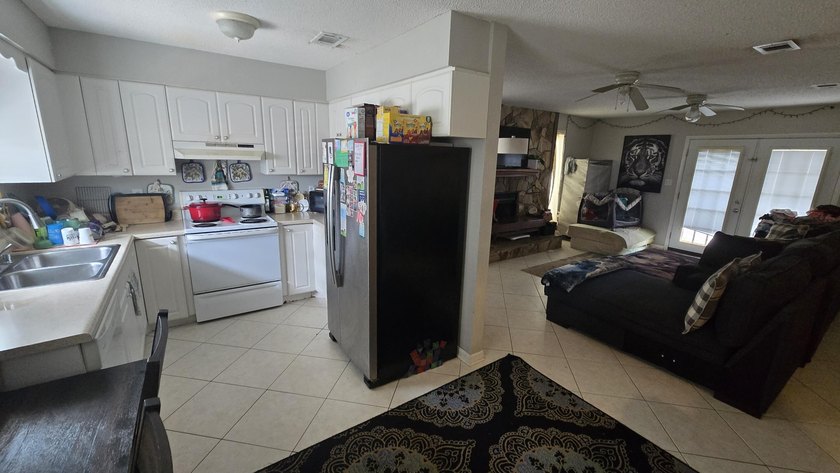 Welcome home to this 2-bedroom townhouse located just minutes - photo 2