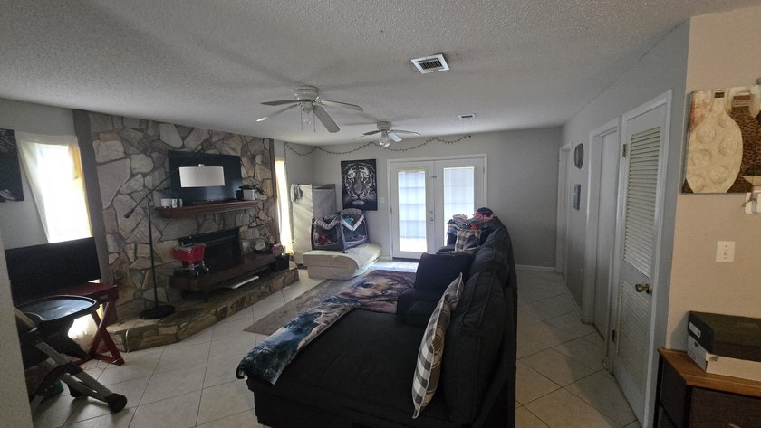 Welcome home to this 2-bedroom townhouse located just minutes - photo 5