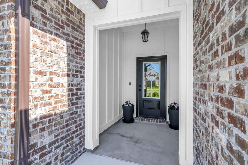 Welcome to the popular Sycamore III floor plan in the - photo 6
