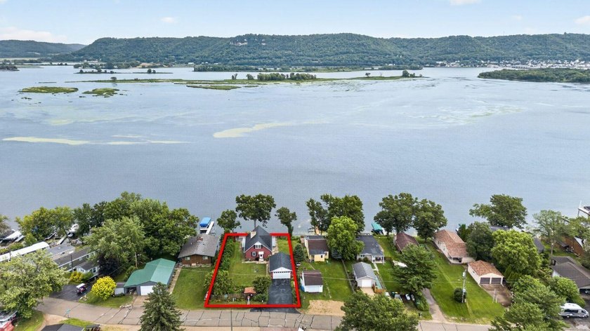 Welcome to riverfront living in Wabasha, where the Mississippi - photo 2