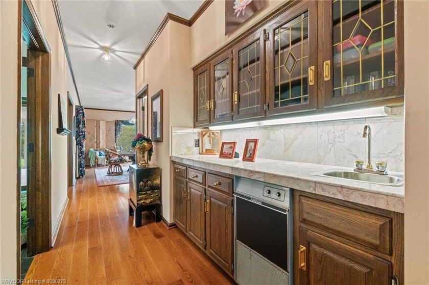 Gorgeous new listing on Free Ferry Circle. This estate-size home - photo 31