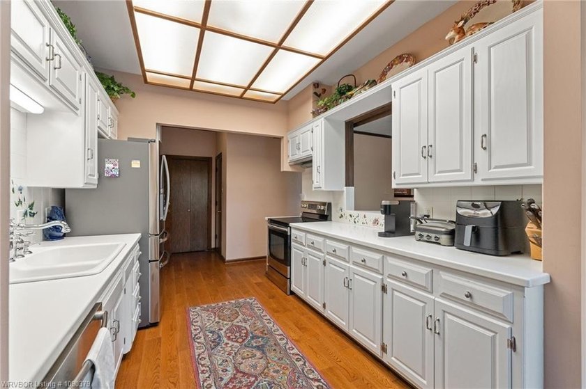 Gorgeous new listing on Free Ferry Circle. This estate-size home - photo 41