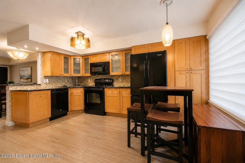 Welcome to this gorgeous 2-bedroom, 2-bath townhouse condo - photo 5