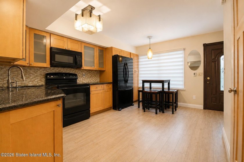 Welcome to this gorgeous 2-bedroom, 2-bath townhouse condo - photo 6