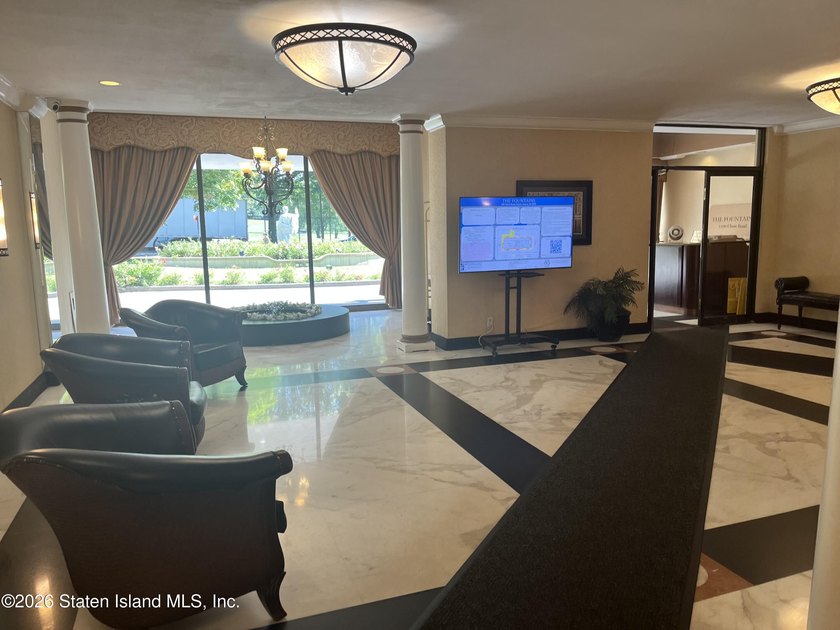 Welcome to The Fountains, a luxury high-rise offering 24-hour - photo 3