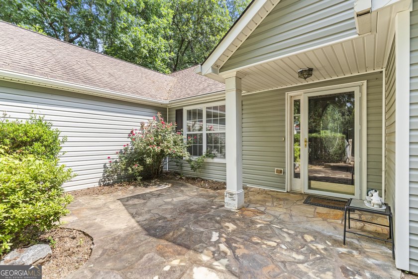 Welcome home to this beautifully maintained ranch offering 3 - photo 4