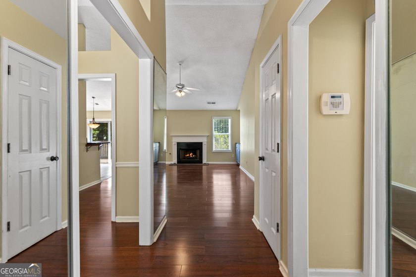Welcome home to this beautifully maintained ranch offering 3 - photo 6