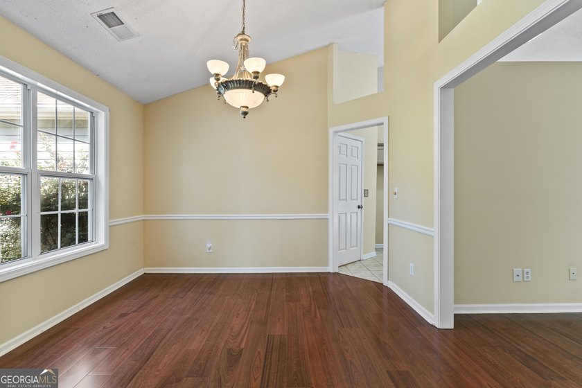 Welcome home to this beautifully maintained ranch offering 3 - photo 7