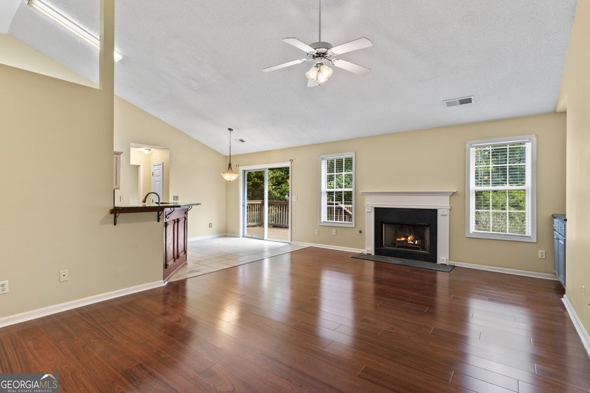 Welcome home to this beautifully maintained ranch offering 3 - photo 8