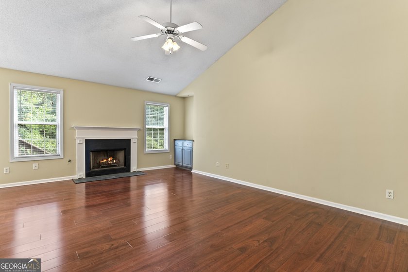 Welcome home to this beautifully maintained ranch offering 3 - photo 9
