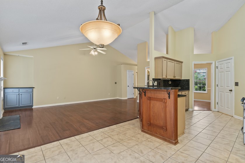 Welcome home to this beautifully maintained ranch offering 3 - photo 10
