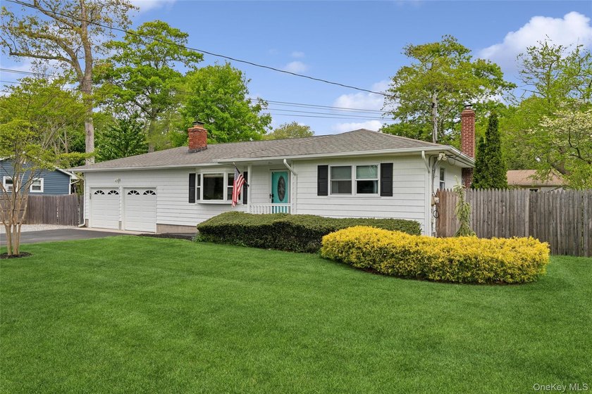 Welcome to your Home Sweet Home! This Cottage-style, 3 Bedroom - photo 2