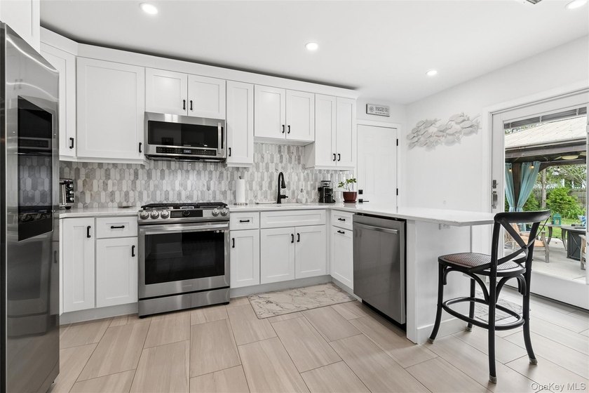 Welcome to your Home Sweet Home! This Cottage-style, 3 Bedroom - photo 6