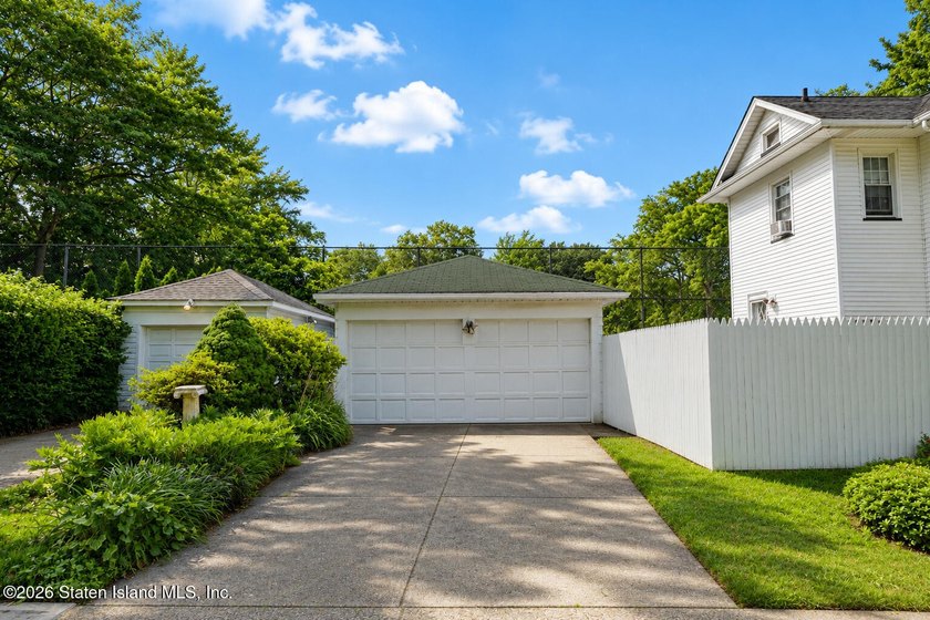 Get ready to start living well in Livingston! This large stately - photo 3
