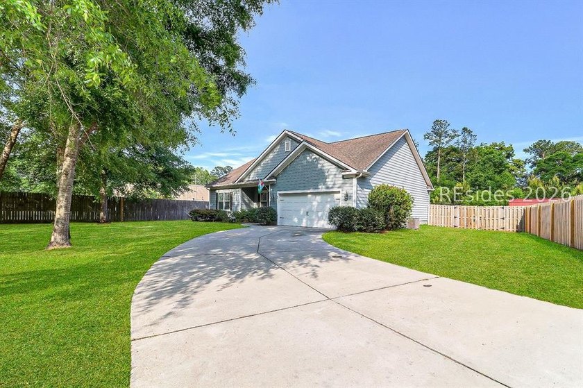 Enjoy this single level, 3BR/2BA open floor plan home on almost - photo 2