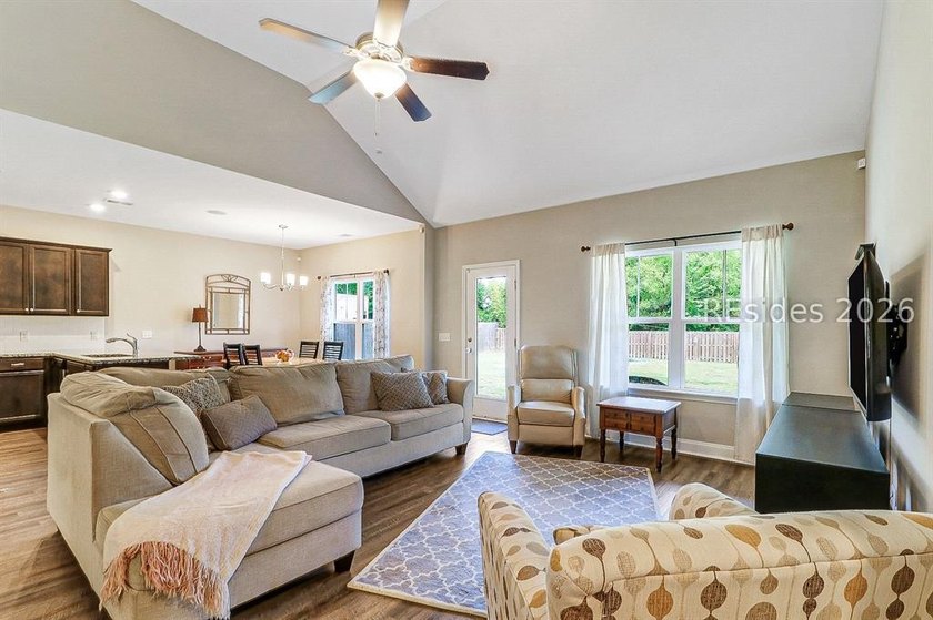 Enjoy this single level, 3BR/2BA open floor plan home on almost - photo 7