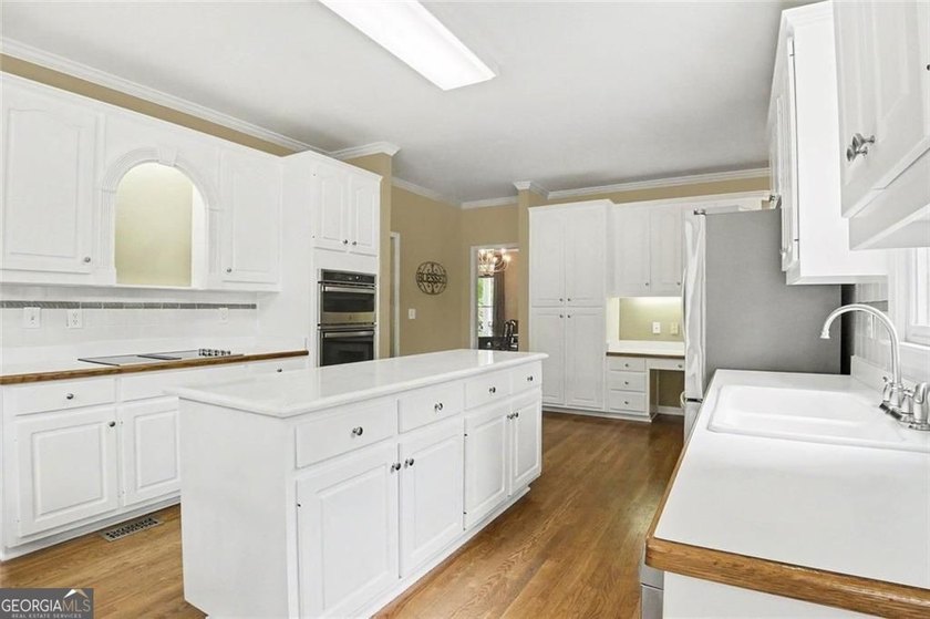 Seller to pay $5,000 toward Closing Cost. TRADITIONAL BRICK HOME - photo 11