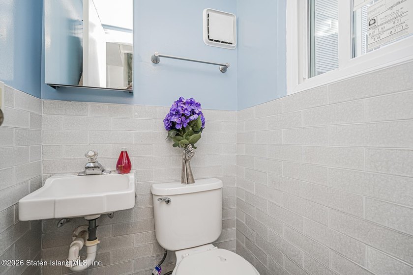 Beautifully renovated 2-bedroom end-unit townhouse located in - photo 11