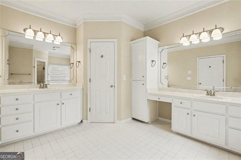 Seller to pay $5,000 toward Closing Cost. TRADITIONAL BRICK HOME - photo 24