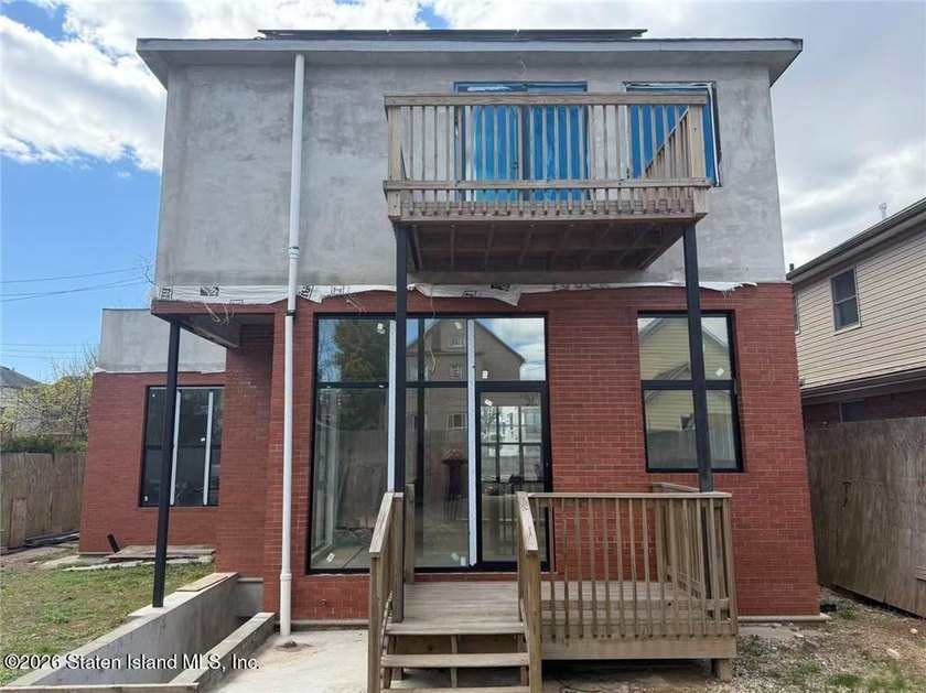 This Large Newly built demo home offering all the comforts you - photo 2