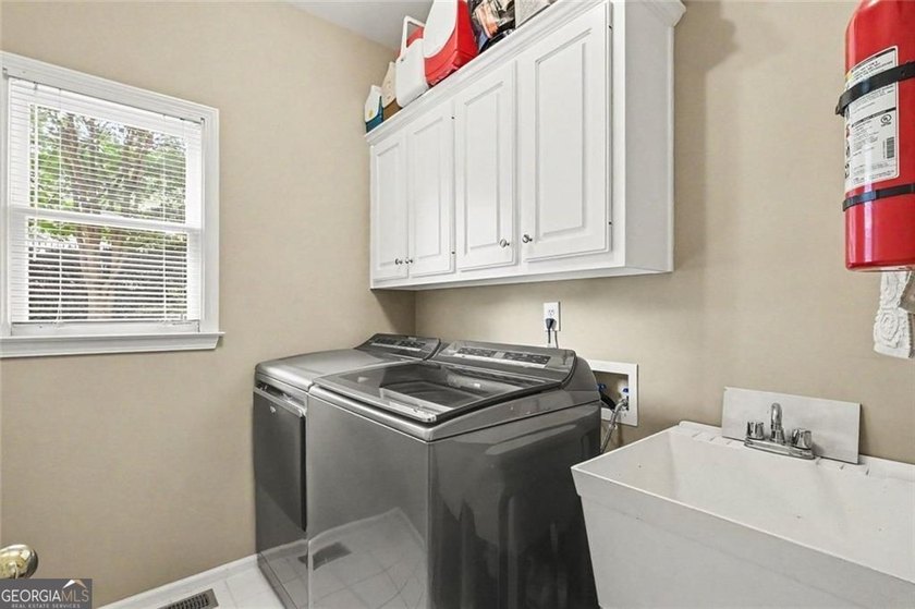 Seller to pay $5,000 toward Closing Cost. TRADITIONAL BRICK HOME - photo 43