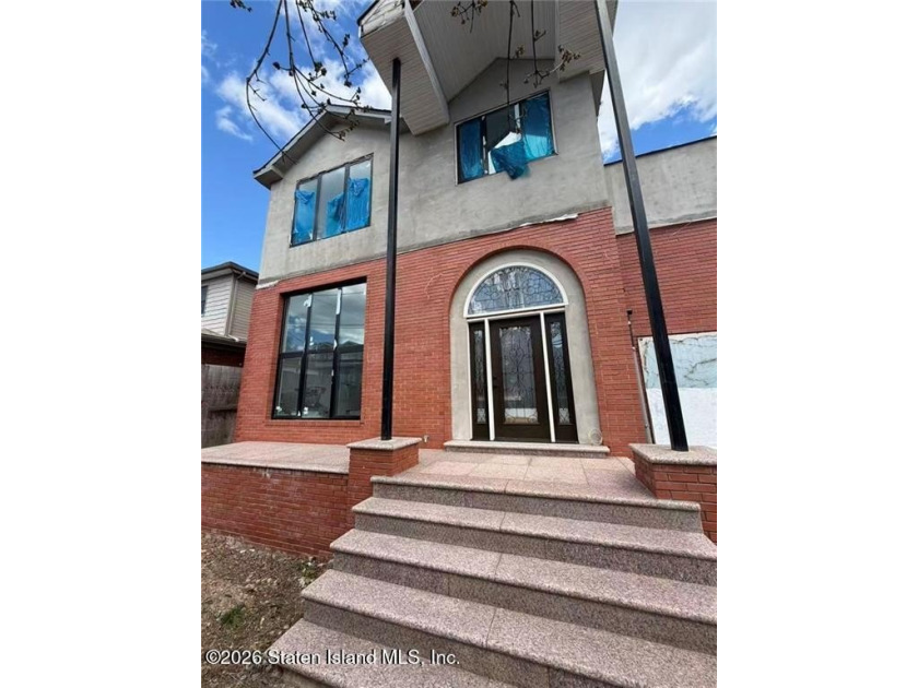 This Large Newly built demo home offering all the comforts you - photo 3