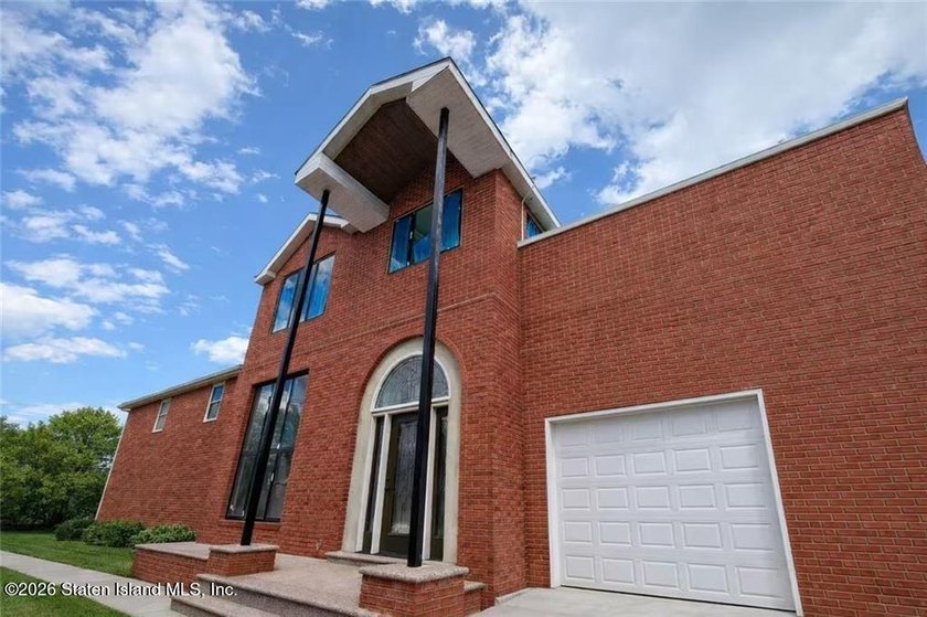 This Large Newly built demo home offering all the comforts you - photo 4