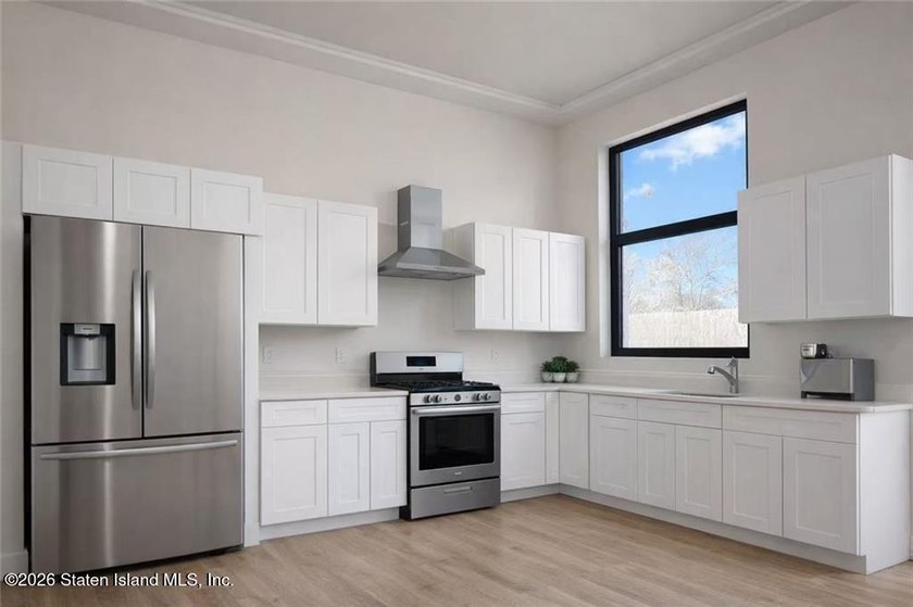 This Large Newly built demo home offering all the comforts you - photo 5