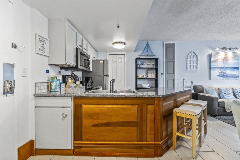 Ocean-view one-bedroom, one-and-a-half-bathroom condo with a - photo 4