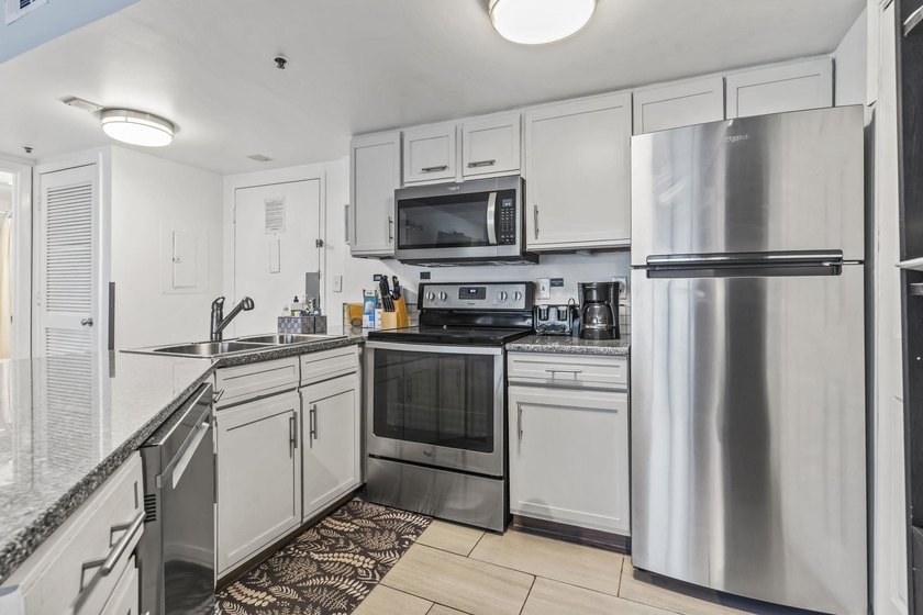 Ocean-view one-bedroom, one-and-a-half-bathroom condo with a - photo 8