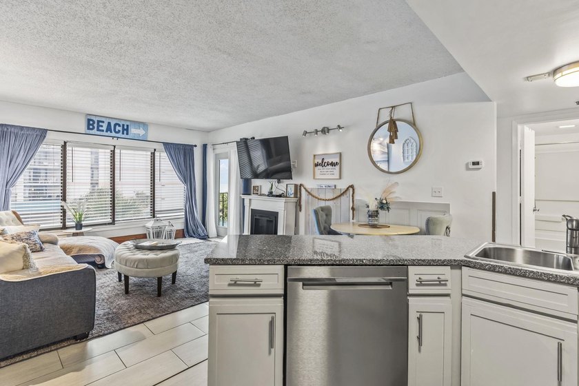 Ocean-view one-bedroom, one-and-a-half-bathroom condo with a - photo 9