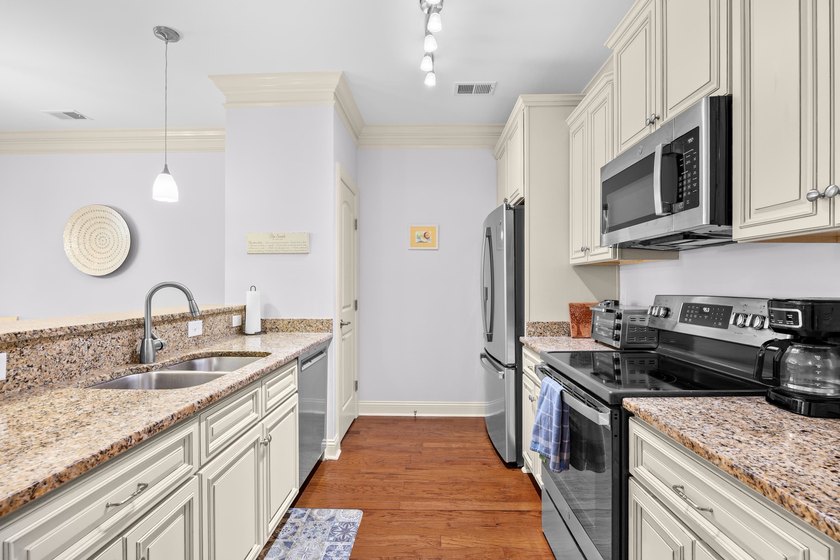 Charming and efficient, this lovely 3-bedroom, 2-bath Mingo - photo 7